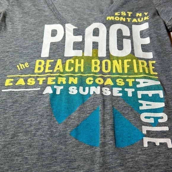 AMERICAN EAGLE OUTFITTERS NWT! Gray V-Neck Peace Motiff Tee-Shirt Size XS - Picture 2 of 9